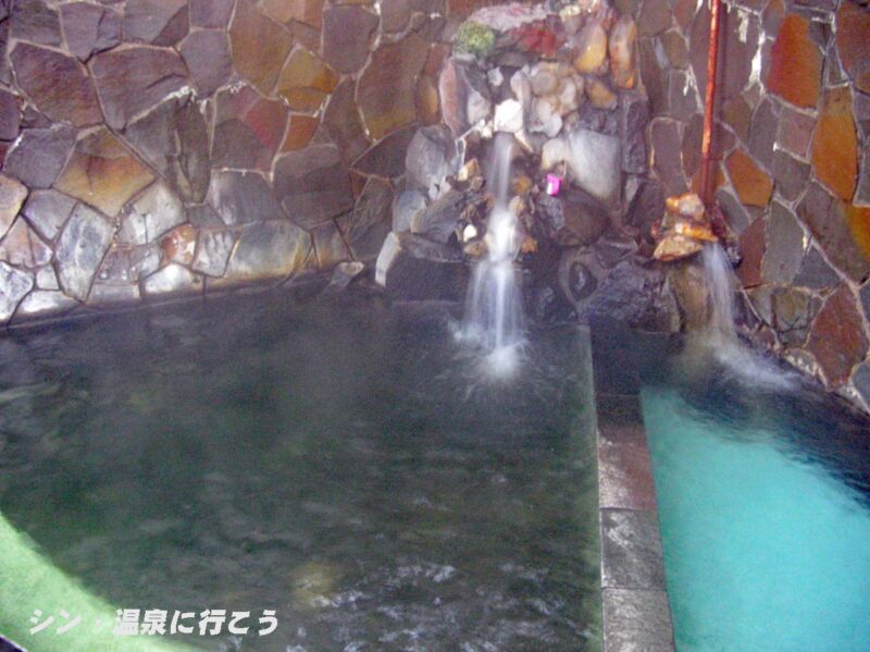 草津温泉　源泉浴槽（左）と水風呂（右）