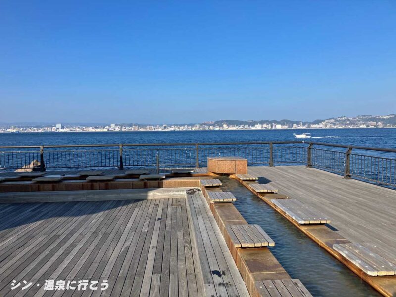 桜島マグマ温泉　溶岩なぎさ公園足湯からの鹿児島市街地