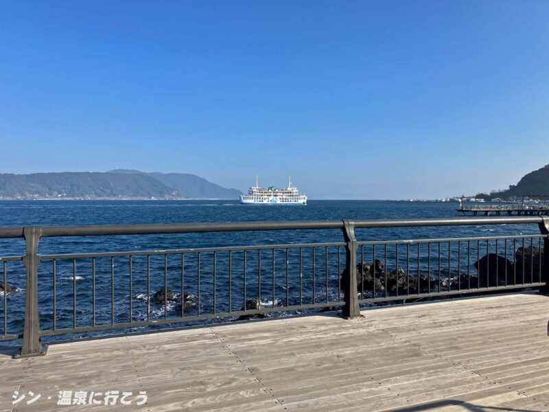 桜島マグマ温泉　溶岩なぎさ公園足湯からの桜島フェリー