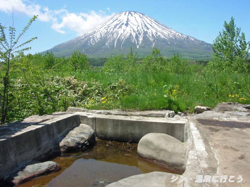 川上温泉　羊蹄山と露天風呂