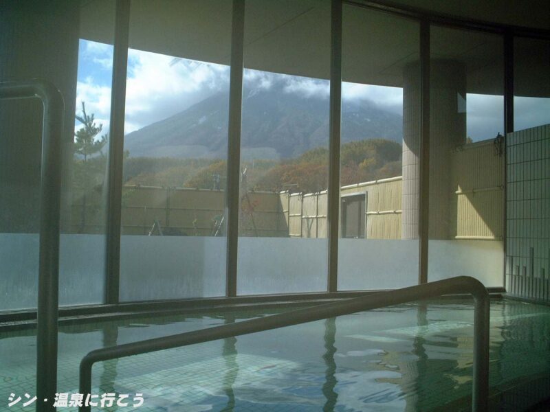 京極温泉　浴室からの羊蹄山