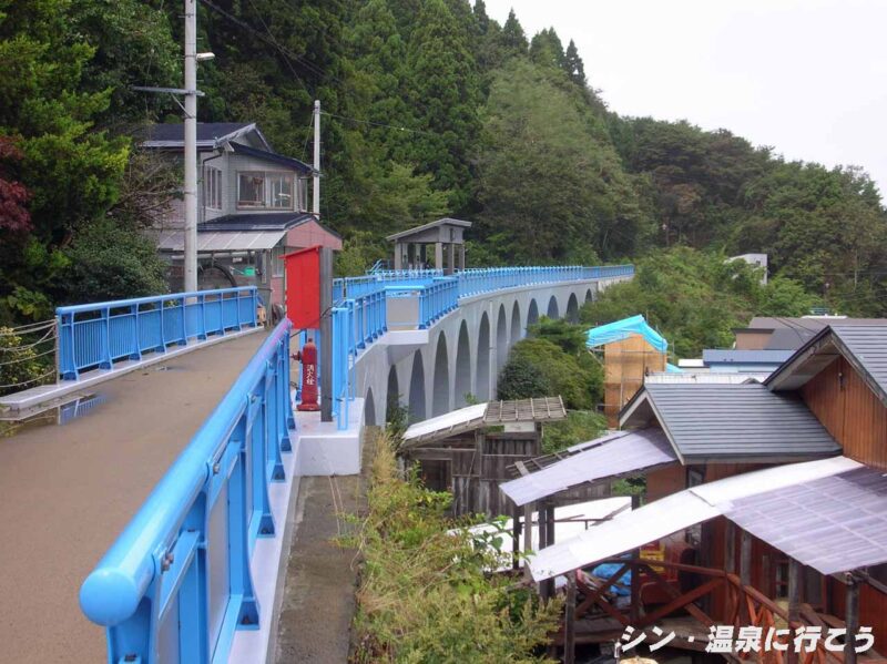 下風呂温泉　足湯　アーチ橋