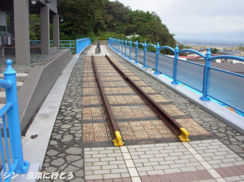 下風呂温泉　足湯　線路
