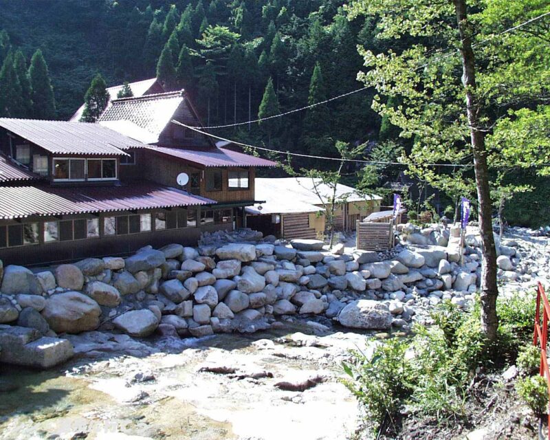 倉見温泉 薬師之湯　渓谷荘　外観