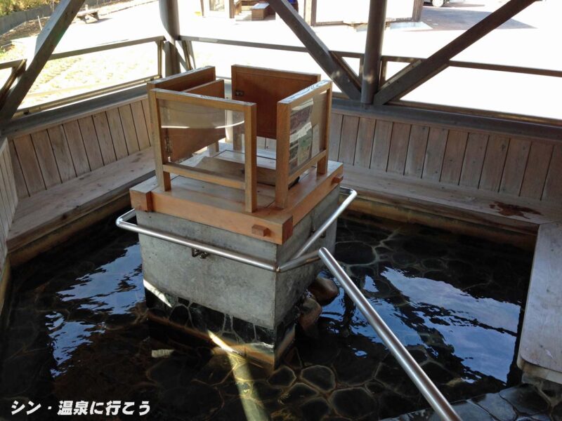 下賀茂温泉　湯の花足湯　左側の足湯