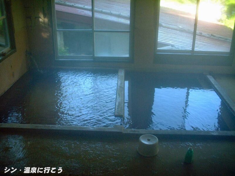 然別峡菅野温泉 不動の湯(左)と大黒の湯(オンコの湯)