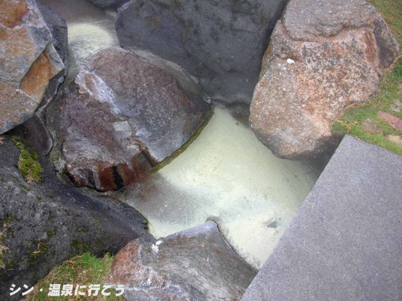 中尾温泉　足洗いの湯　白い湯の花