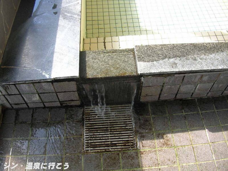 財田温泉　癒しの郷　大浴槽のオーバーフロー