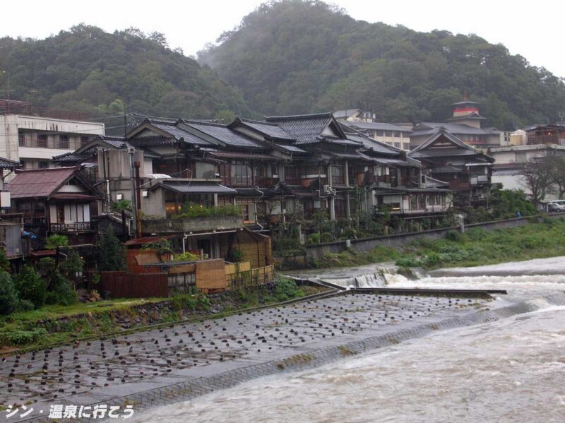 三朝温泉　旅館大橋　川側外観