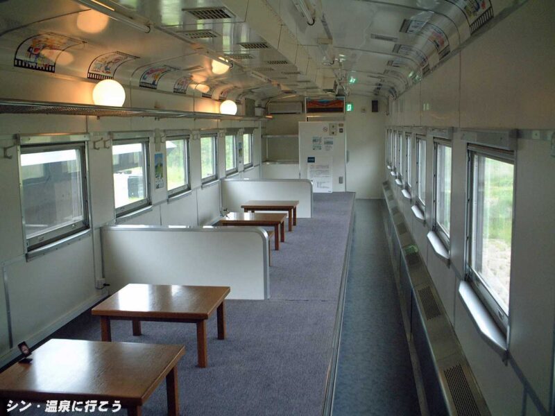 流山温泉　休憩所の列車車内