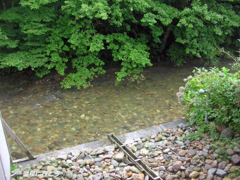 湯野川温泉 濃々園 露天風呂のオーバーフロー用樋