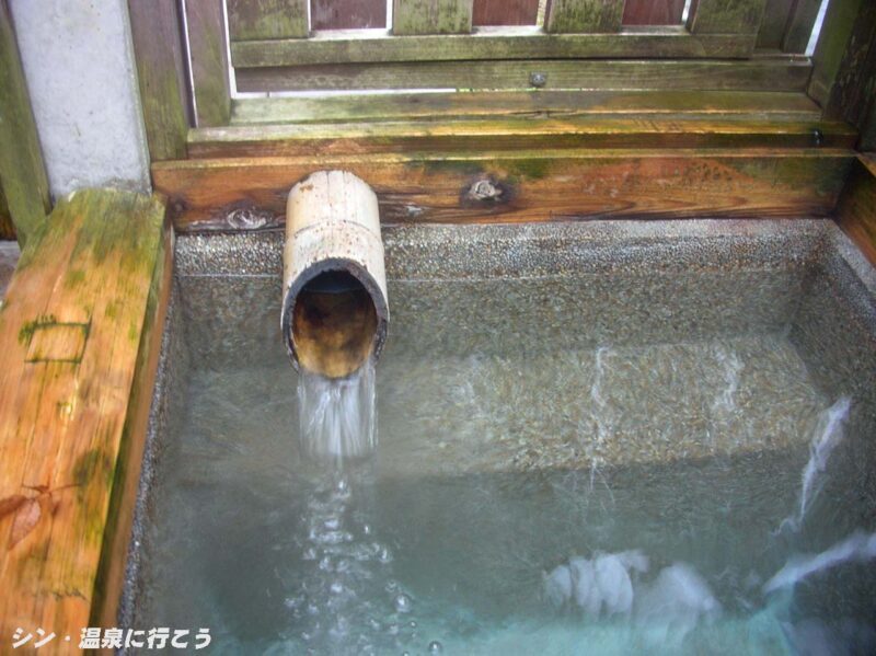 湯村温泉　元湯公衆浴場　露天風呂　湯口