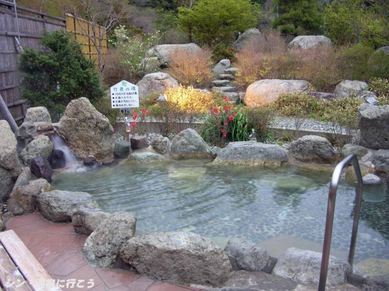 清水西里温泉 やませみの湯 露天風呂 竹炭の湯